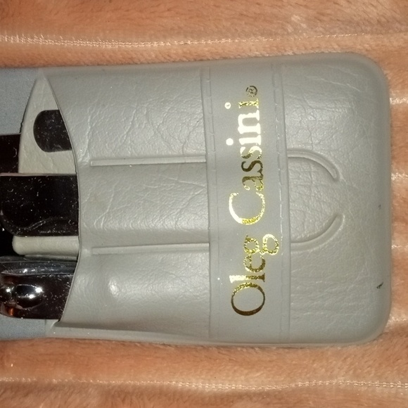 Oleg Cassini Manicure Set - Picture 2 of 3